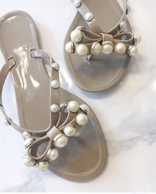 Aioy Slippers med perler - beige